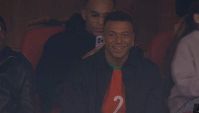 مبابي يؤازر اشرف حكيمي قبل مباراة المغرب ومالي في كأس أمم أفريقيا