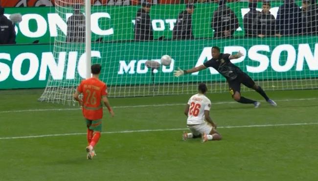 مدافع مالي كاد ان يسجل هدف فوز قاتل للمغرب في مرماه بطريقة غريبة