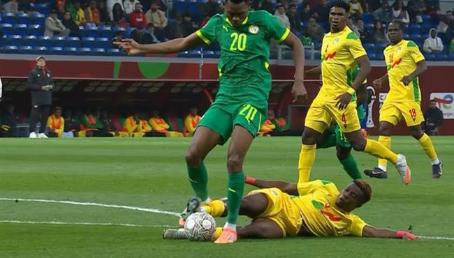 هل حرم الحكم السنغال من ركلة جزاء امام بنين في كأس أمم افريقيا