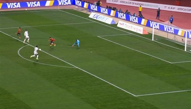 بطريقة غريبة .. لاعب الكاميرون يهدر فرصه لا تصدق امام موزمبيق بكأس امم افريقيا