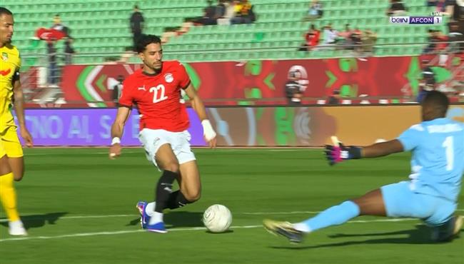 عمر مرموش يهدر انفراد امام بنين بكأس أمم أفريقيا