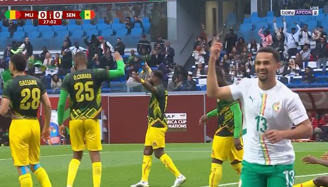 هدف السنغال الاول في مرمي مالي بعد خطأ فادح من الحارس