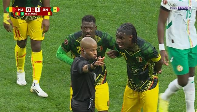 طرد بيسوما في مباراة السنغال ومالي بكأس أمم أفريقيا