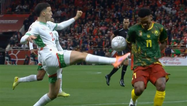 في الدقيقة الاولي .. هل حرم الحكم المغرب من ركلة جزاء امام الكاميرون ؟!