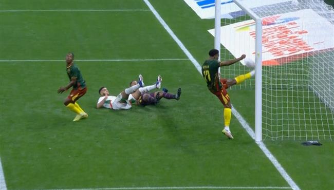 من علي خط المرمي .. انقاذ رائع من مدافع الكاميرون يمنع هدف محقق لـ المغرب