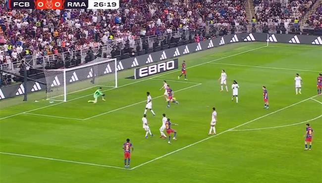 تصدي كورتوا يحرم رافينيا من تسجيل هدف امام ريال مدريد بنهائي كأس السوبر الاسباني