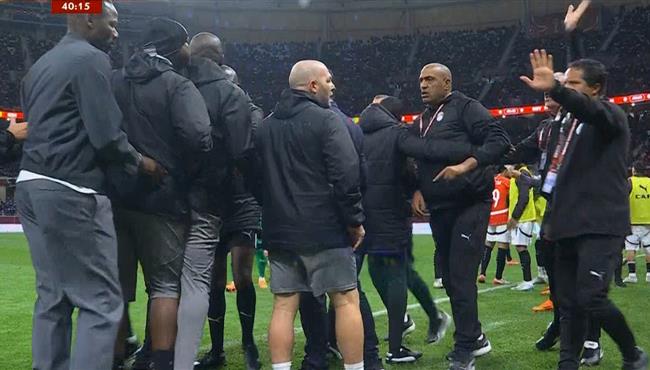 مشادة بين الجهاز الفني لمنتخب مصر والسنغال في نصف نهائي كاس امم افريقيا