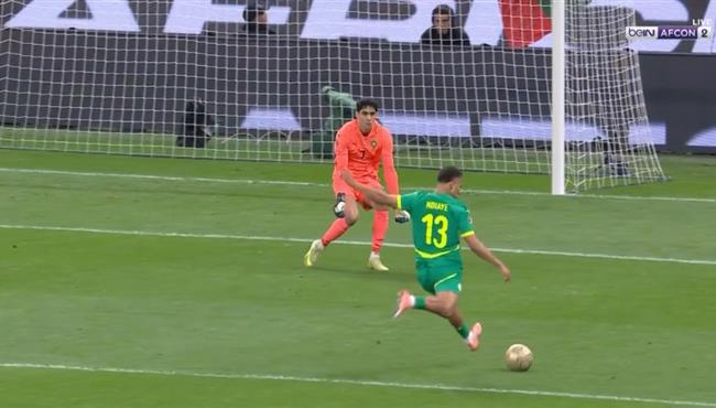 ياسين بونو يتصدي لـ انفراد امام السنغال بنهائي كاس امم افريقيا