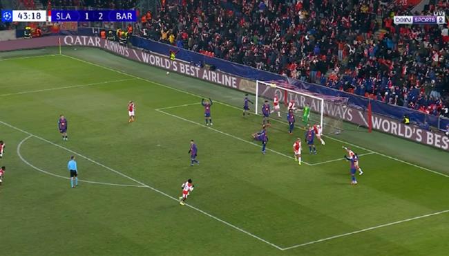 هدف سلافيا براج الثاني في مرمي برشلونة .. ليفاندوفسكي بالخطأ في مرماه