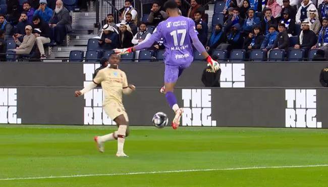 هدف الفيحاء في مرمي الهلال بعد خطأ كارثي من حارس المرمي