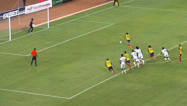 لاعب بترو اتلتيكو يهدر ركلة جزاء امام الملعب المالي بدوري ابطال افريقيا