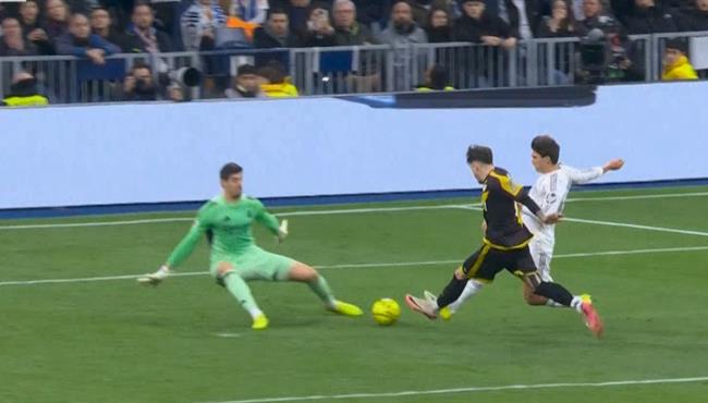 كورتوا يتصدي لـ انفراد امام رايو فاليكانو بالدوري الاسباني