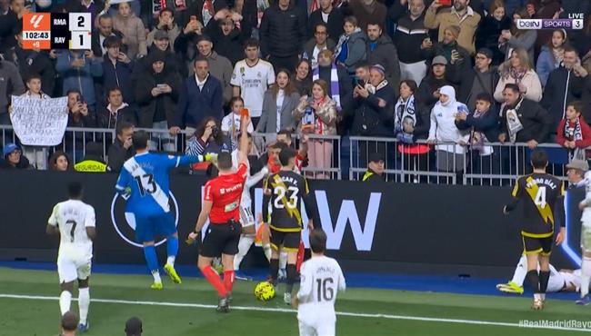 طرد بيب شافاريا في مباراة ريال مدريد ورايو فاليكانو بالدوري الاسباني