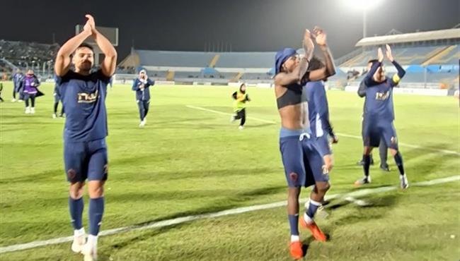 فرحه لاعبي الزمالك واحتفالهم مع الجماهير بعد الفوز علي المصري في الكونفدرالية