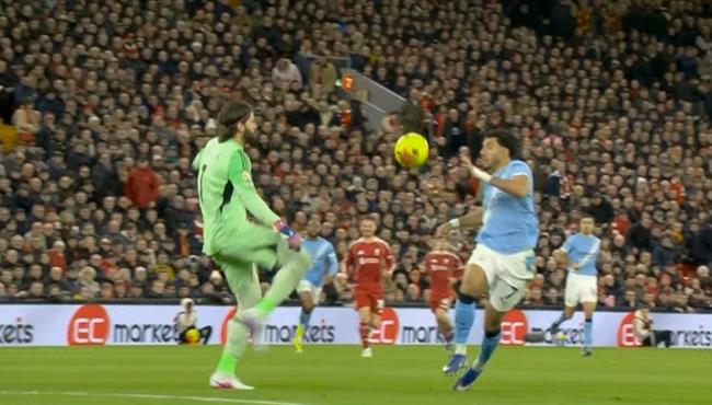 عمر مرموش كاد ان يسجل هدف امام ليفربول بالدوري الانجليزي