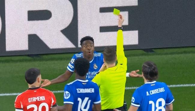 ايقاف مباراة ريال مدريد وبنفيكا بسبب التنمر علي فينيسوس جونيور ومناوشات بين اللاعبين