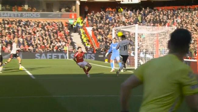 بعد تمريرة رائعه من محمد صلاح .. جونز يهدر هدف محقق امام نوتينجهام