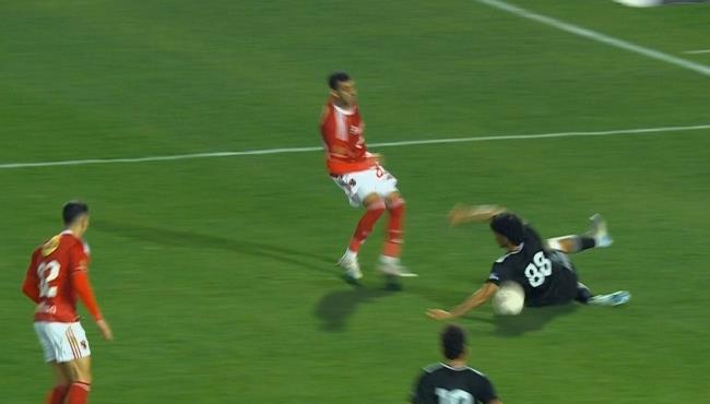 لاعبو الاهلي يطالبون بركلة جزاء امام زد بالدوري المصري