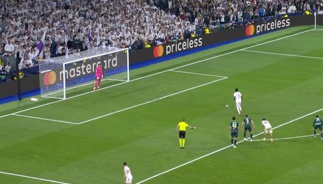 دوناروما يتصدي لركلة جزاء امام ريال مدريد بدوري ابطال اوروبا