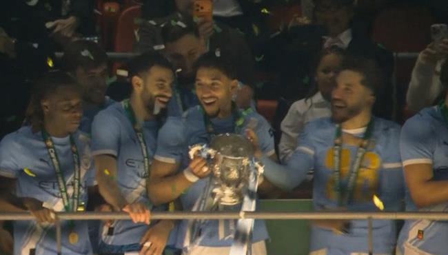 مراسم تتويج مانشستر سيتي وعمرمرموش ببطولة كأس الكاراباو