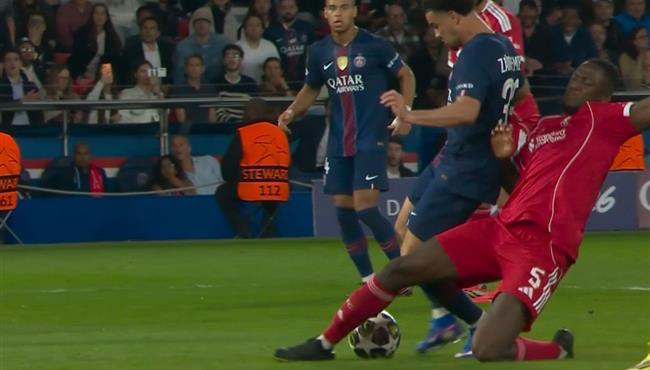 هل حرم الحكم باريس سان جيرمان من ركلة جزاء امام ليفربول بدوري ابطال اوروبا