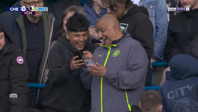 احتفال طريف من احد مشجعي مانشستر سيتي في مباراة تشيلسي بالدوري اانجليوي