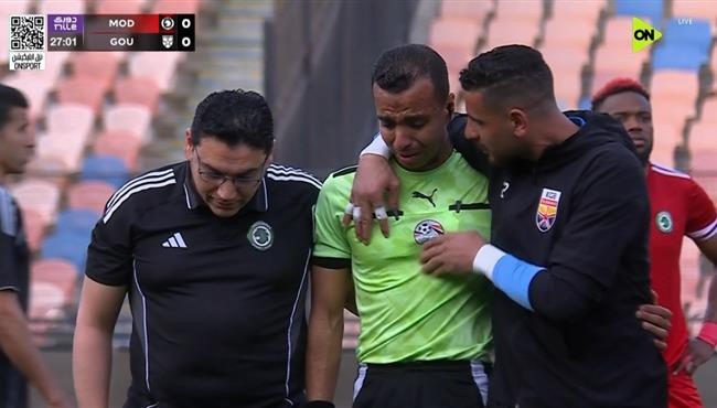 سقوط مفاجئ للحكم مصطفى الشهدي وبكائه في مباراة الجونة ومودرن سبورت بالدوري المصري