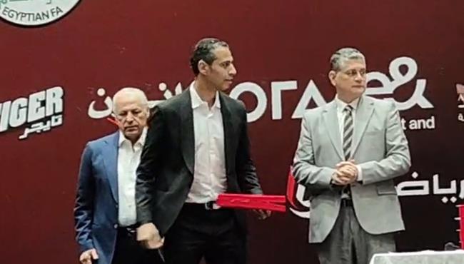 لحظة تكريم أمين عمر بعد اختياره في مونديال 2026