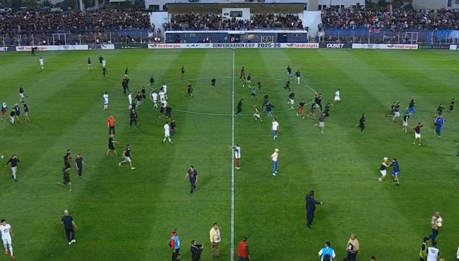 لحظه اقتحام الجماهير لملعب مباراة اولمبيك اسفي واتحاد العاصمة وانسحاب اللاعبين والحكام