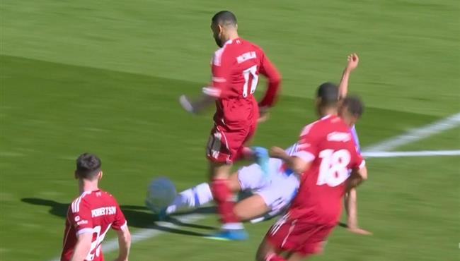 الحكم بتراجع عن احتساب ركلة جزاء لمحمد صلاح امام كريستال بالاس بعد الرجوع الي الفار