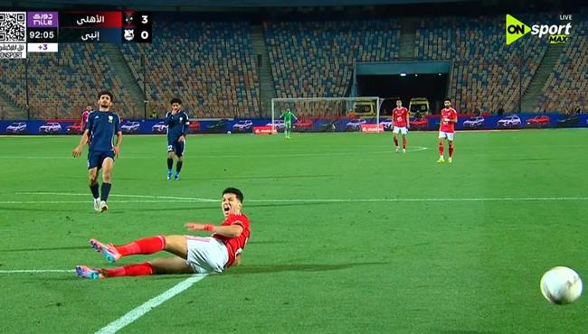 اصابة امام عاشور القوية في مباراة الاهلي وانبي بالدوري المصري