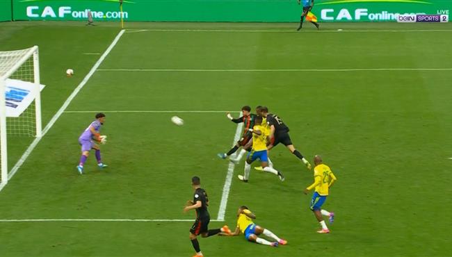 لاعب الجيش الملكي يهدر هدف محقق في الوقت القاتل امام صن داونز بنهائي دوري ابطال افريقيا