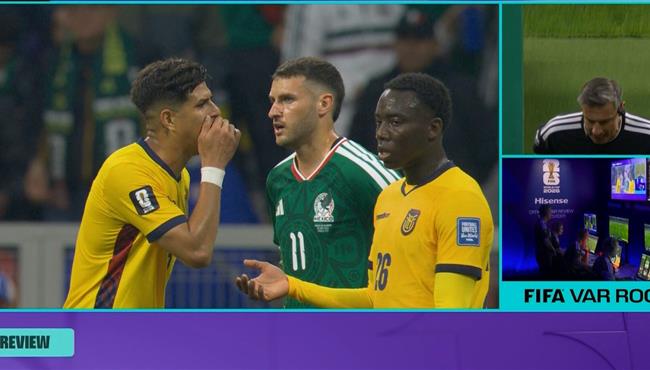 طرد مدافع الاكوادور امام المكسيك بسبب تغطية الفم بكاس العالم
