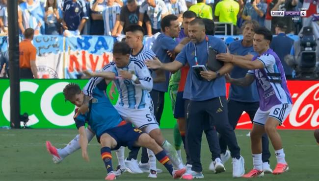 اعتداء لاعبي الارجنتين علي لاعبي اسبانيا بعد نهائي كأس العالم