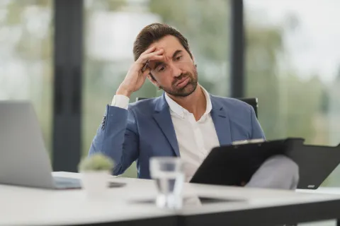 مكتب عمل تقني منظم يحتوي على جهاز حاسوب ومستندات لتحليل البيانات