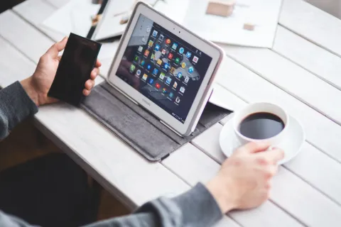 تطبيقات الاندرويد الأساسية على الشاشة