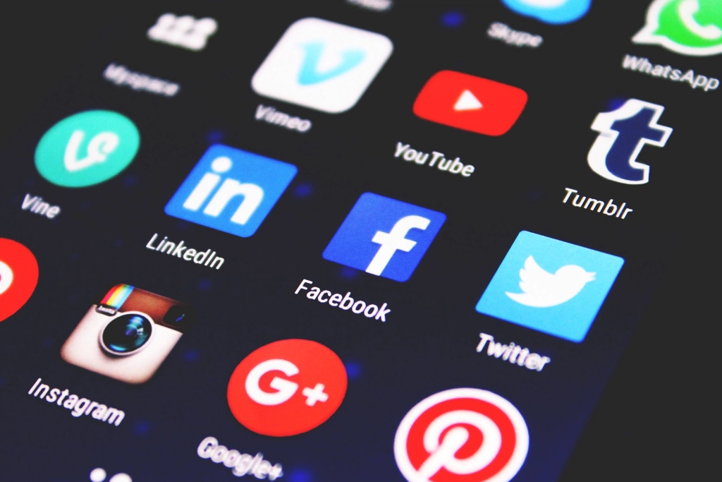 شاشة هاتف ذكي تظهر تطبيقات التواصل الاجتماعي والتعارف