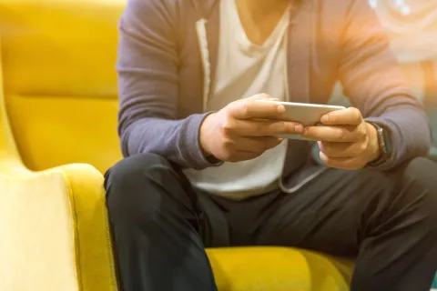 شخص يستخدم الذكاء الاصطناعي لزيادة الإنتاجية
