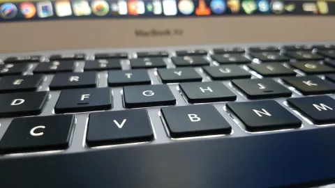 واجهة متصفح جوجل كروم على شاشة لابتوب في مكتب عمل حديث