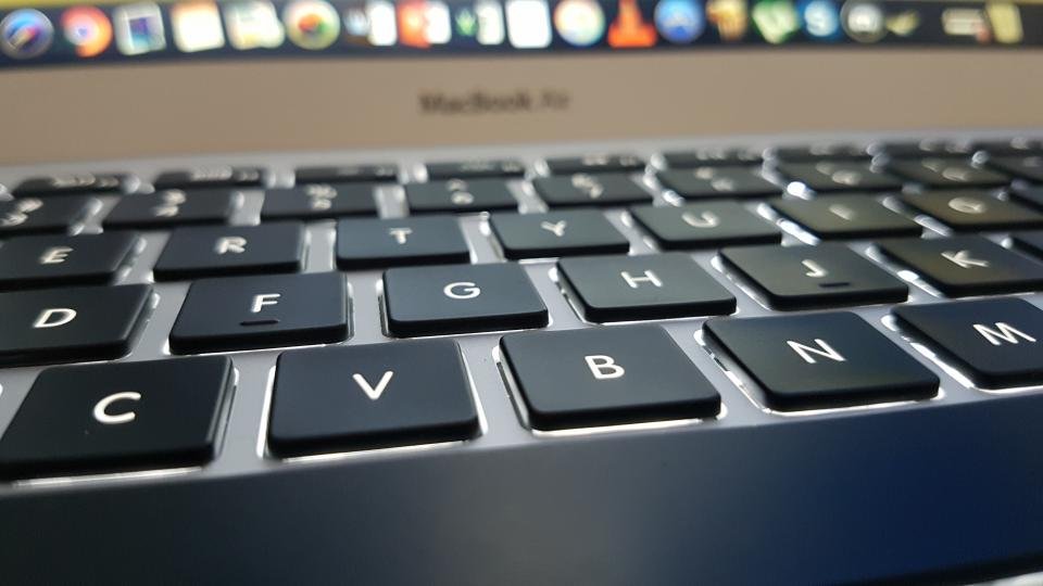 واجهة متصفح جوجل كروم على شاشة لابتوب في مكتب عمل حديث