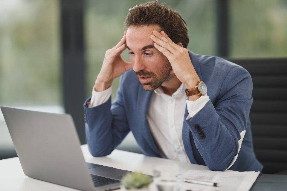 لابتوب حديث يعرض أكواداً برمجية في بيئة عمل احترافية