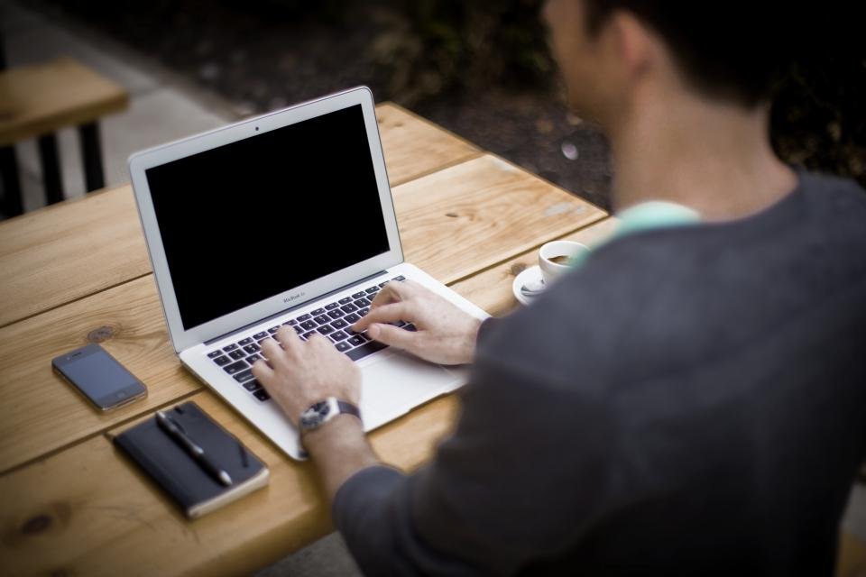 لابتوب حديث على مكتب خشبي لاستخدام الطلاب