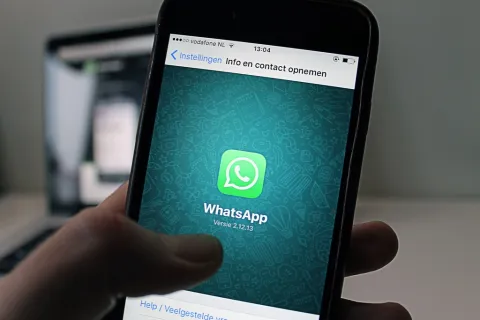 هاتف ذكي يعرض تطبيقات مراسلة حديثة