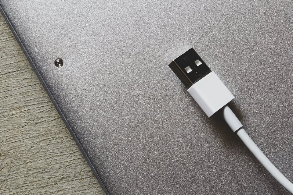 طريقة شحن اللابتوب عن طريق منفذ USB الحديث