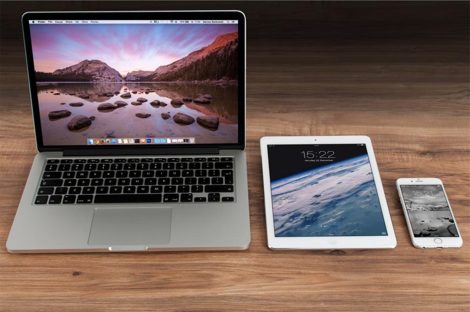 مقارنة بين كمبيوتر محمول وهاتف ذكي يوضحان واجهتي ويندوز وأندرويد