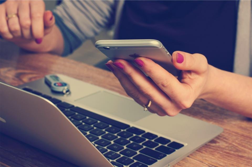 مقارنة بصرية بين واجهة نظام أندرويد الخام وواجهة سامسونج المعدلة