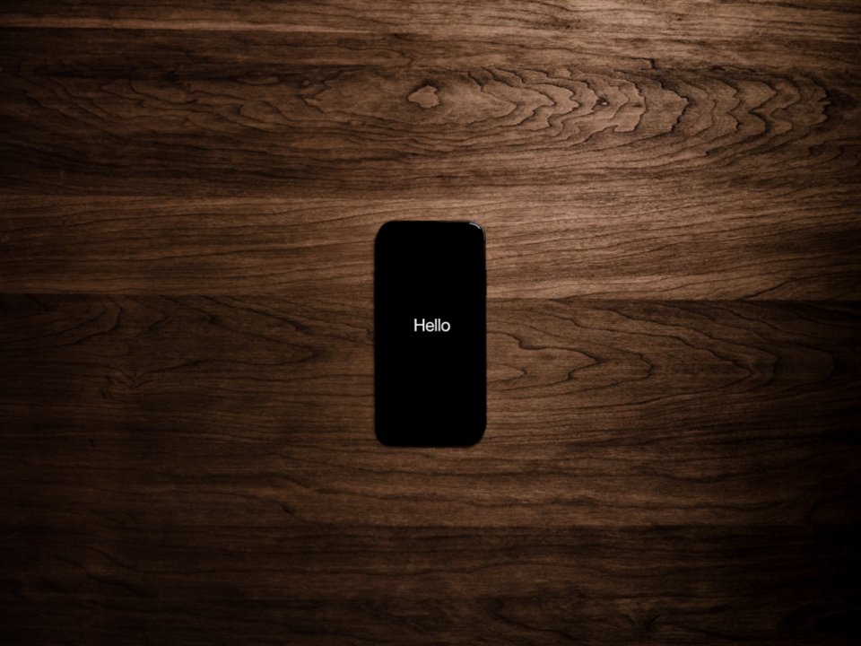 هاتف ذكي يعرض درع حماية رقمي يرمز لأمان تطبيقات التراسل الفوري
