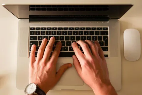 مقارنة بين اللابتوب والبي سي على المكتب