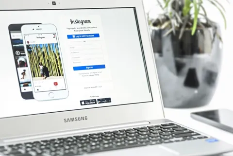 شاشة لابتوب تعرض صفحة تحميل ويندوز 10 الرسمية من مايكروسوفت