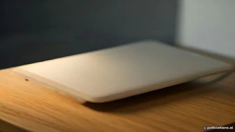 هاتف ذكي موضوع على مكتب أثناء محاولة حل مشكلة التعليق وبطء النظام